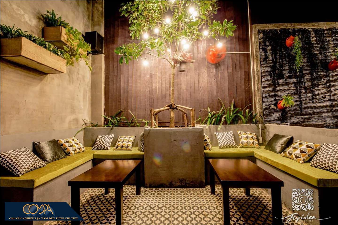 Hình thi công thực tế so với thiết kế cafe sân vườn lung linh với ánh đèn với vòm cây xanh ấn tượng