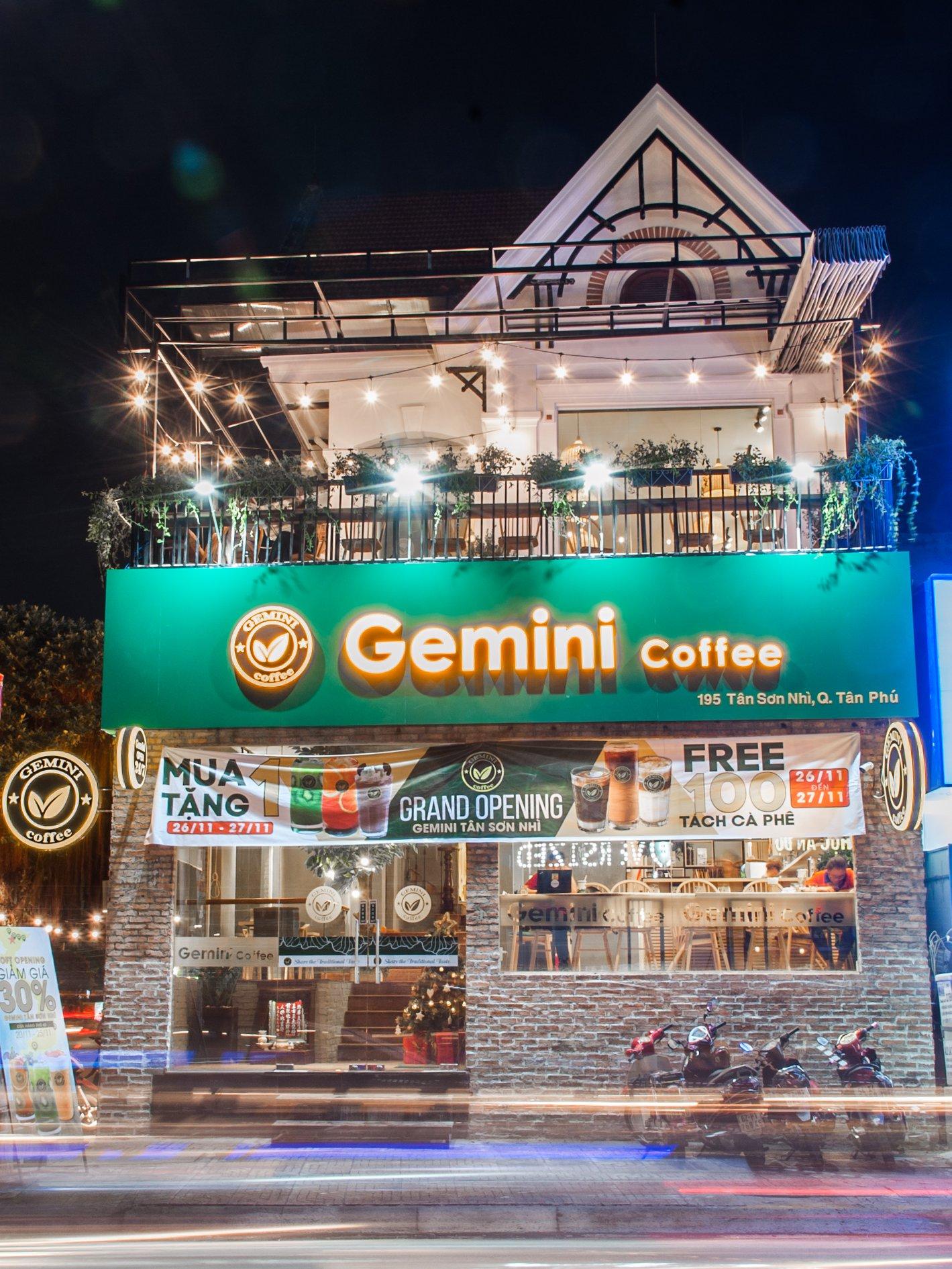Tổng thể view ban đêm nổi bật của quán Gemini Coffe
